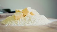 Výběr tuku při pečení má vliv na kvalitu těsta: Máslo se hodí na křehké pečivo, margarín do kynutých moučníků