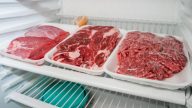 Správné uložení masa do lednice zabrání jeho předčasnému zkažení: Čím níže je v ní uskladněno, tím lépe