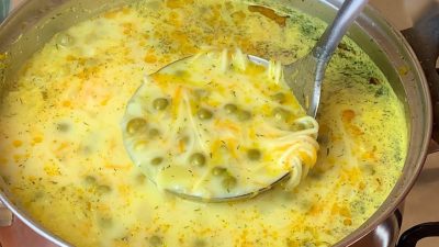 Sýrová polévka se zeleninou a nudlemi