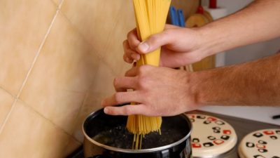 Odměřit požadovanou porci špaget je snazší, než se zdá: Pomůže jednoduchý trik s obyčejnou dvoukorunou