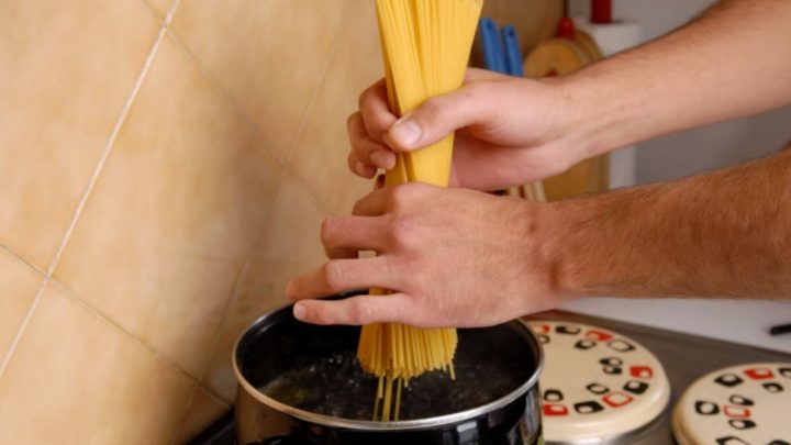 Odměřit požadovanou porci špaget je snazší, než se zdá: Pomůže jednoduchý trik s obyčejnou dvoukorunou