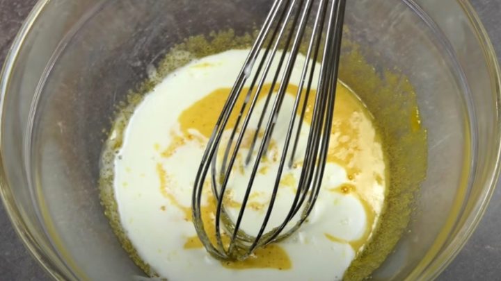 Pudinkový pohár se sušenkou a skořicí