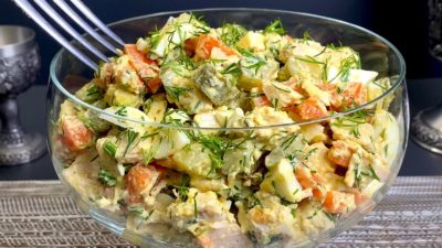 Kuřecí salát bez majonézy s okurkou a mrkví
