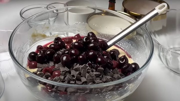 Třešňový koláč s višněmi a čokoládou