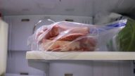 Správné uložení masa do lednice zabrání jeho předčasnému zkažení: Čím níže je v ní uskladněno, tím lépe