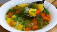Zdravá zeleninová polévka s bramborem a mrkví