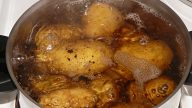 Při přípravě brambor záleží i na teplotě vody. Vařit je ve studené znamená připravit je o spoustu cenných živin