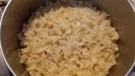 Zapečené těstoviny se špekáčky aneb „Čuňkofleky“