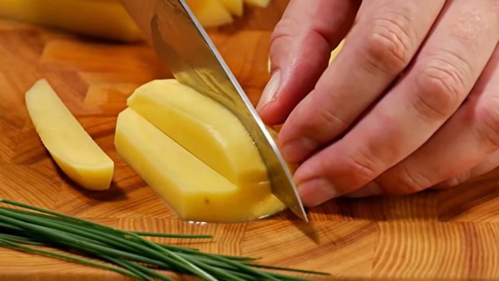Domácí hranolky se sýrovou omáčkou