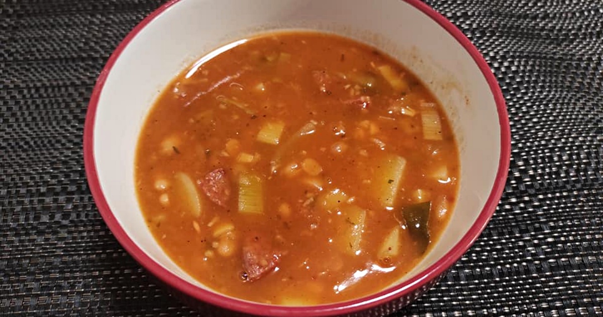 Fazolová polévka s klobásou a bramborem