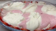 Domácí smetanová zmrzlina s jahodami a sušenkou