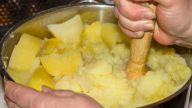 Jednoduché vylepšení bramborové kaše: Vývar, cibule, sýr či houby povýší její chuť na novou úroveň