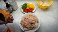 Kuřecí maso s paprikami a vařenou rýží
