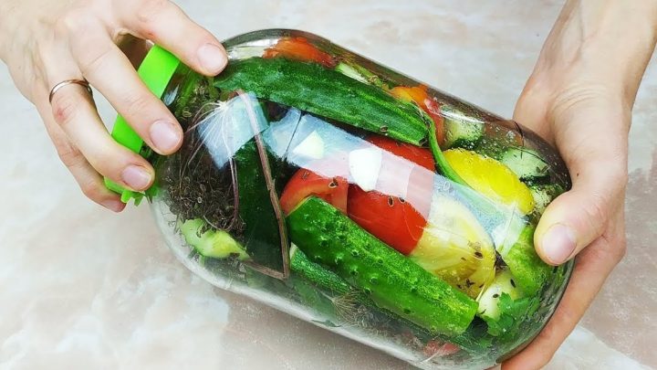 Nakládaný míchaný salát ve sklenici