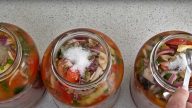 Míchaný zeleninový salát zavařený na zimu