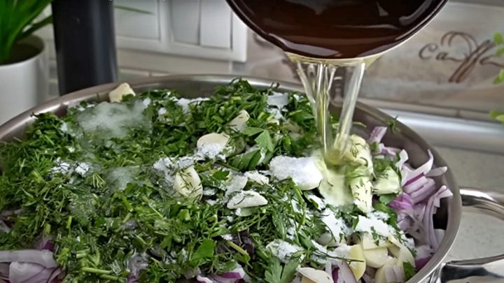 Míchaný zeleninový salát zavařený na zimu