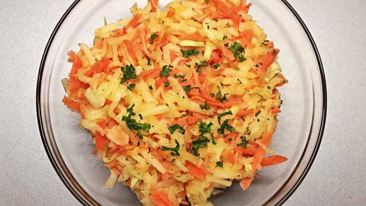 Rychlý kedlubnový salát s mrkví