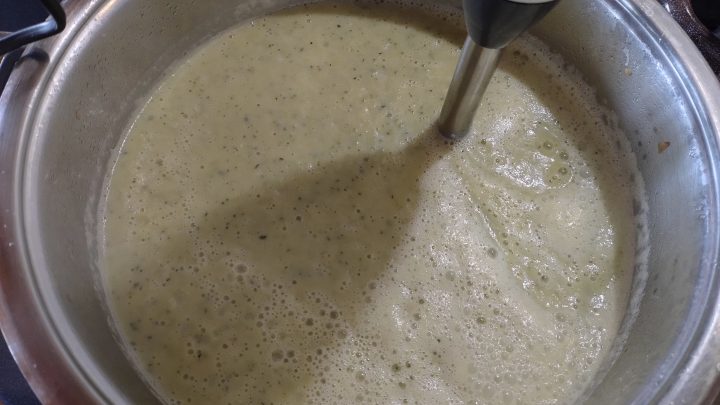 Cuketová polévka v lahodné kombinaci s hráškem
