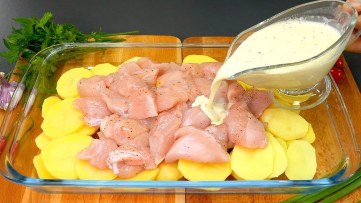 Zapečené brambory s kuřecím masem a smetanou