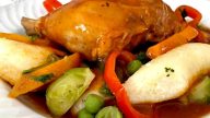 Kuře na paprice s tvarohovými špalíčky a glazovanou zeleninou