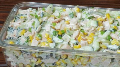 Salát se šunkou, kukuřicí a kyselými okurkami