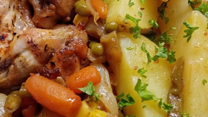 Pečená kuřecí křidýlka se zeleninou a vařeným bramborem