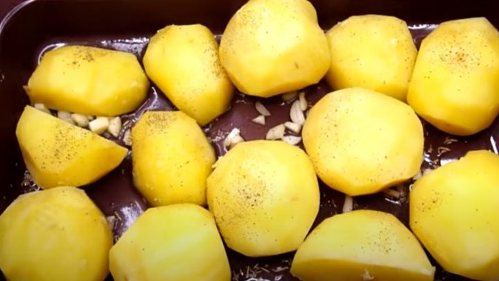 Křupavé pečené brambory s česnekem a rozmarýnem