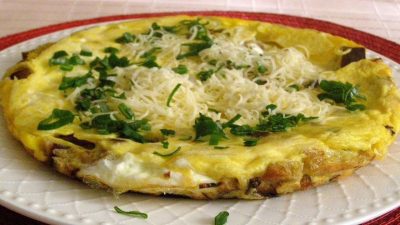 Chlebová omeleta se sýrem a česnekem
