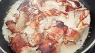 Krůtí prsa ve slanině se smetanovou omáčkou s hranolky