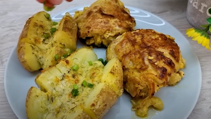Marinované kuře na cibuli s plněnou pečenou bramborou