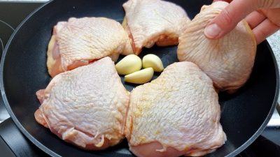 Marinované kuře na cibuli s plněnou pečenou bramborou