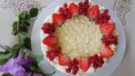 Smetanový nepečený dort s ovocem a piškoty