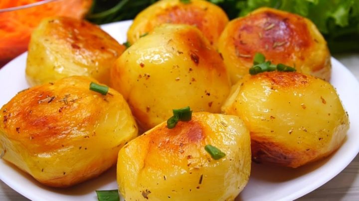 Křupavé pečené brambory s česnekem a rozmarýnem