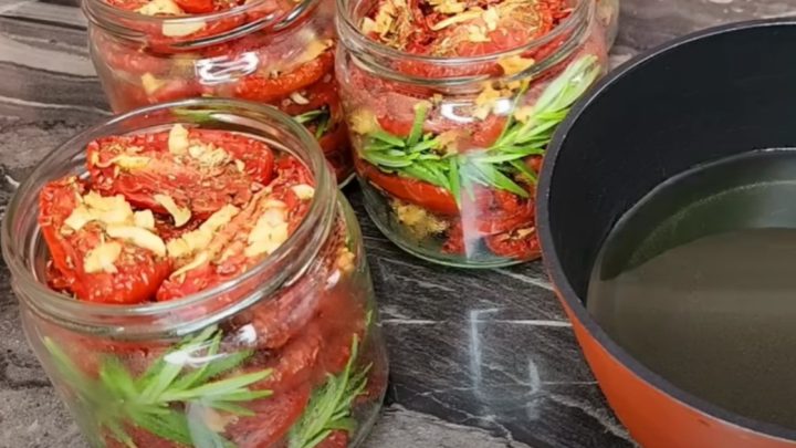 Rozmarýnová sušená rajčata s česnekem