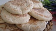 Turecký chléb „Bazlama“ s petrželkou a olivovým olejem