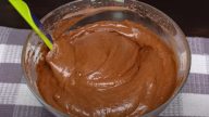 Kakaový dezert „Kinder mléčný řez“ se smetanovým krémem