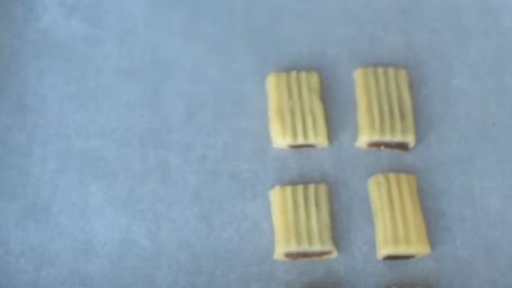 Křehké sušenky s datlovou náplní