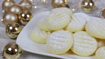Křehké sněhové sušenky sypané cukrem