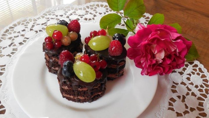 Pařížské dortíčky s ovocem a čokoládovou polevou