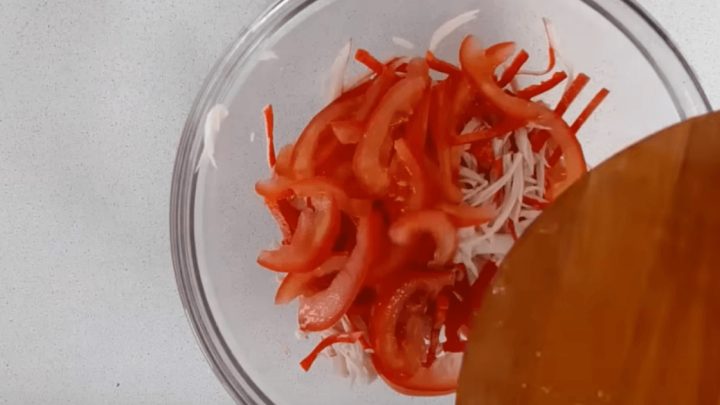 Krabí salát s paprikou a rajčaty