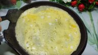 Salát s kuřecím masem a vaječnou omeletou