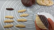 Dvoubarevné sušenky z hořkého kakaa ve tvaru lístků