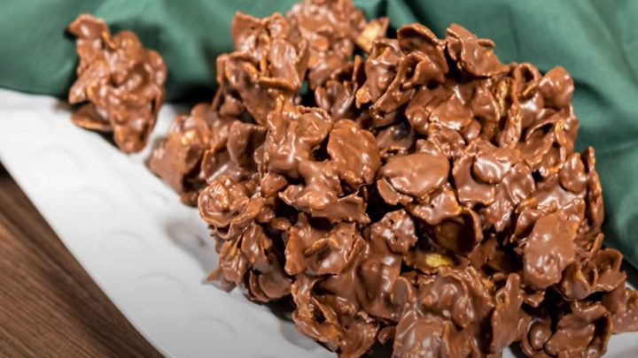 Nepečené cornflakes hrudky s čokoládou a ořechy