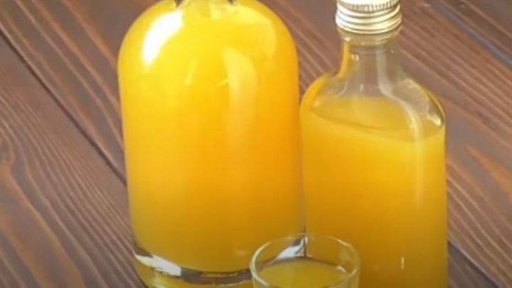 Mandarinkový likér s vodkou a hřebíčkem