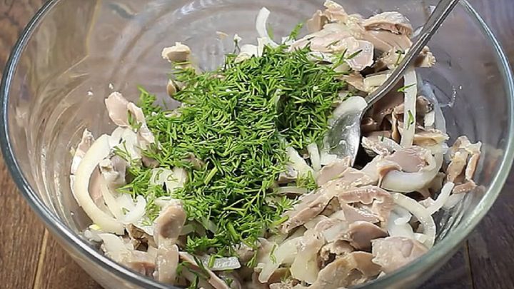 Sladkokyselý salát z kuřecích žaludků s cibulí