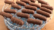 Nepečené pistáciové tyčinky s čokoládou a sezamovými semínky