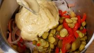 Salát Rumcajs se zeleninou a pikantními feferonkami