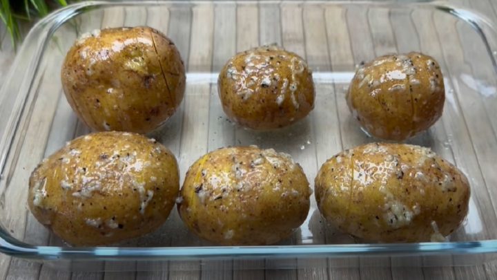 Kuřecí stehna na cibuli s koprem a pečenými brambory