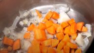 Smetanová žampionová polévka s bramborami a mrkví
