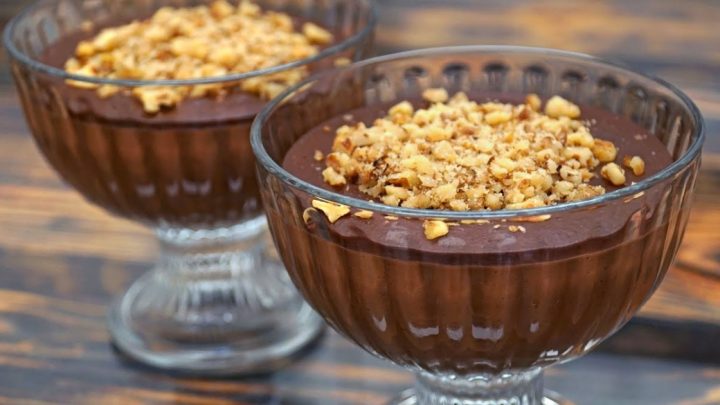 Čokoládové poháry s drcenými ořechy